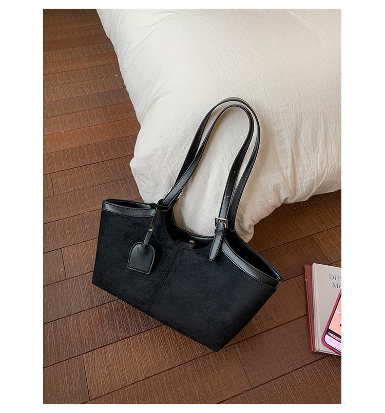 

2025 autumn new retro ins wind tote bag women s large-capacity Korean version niche high-value foreign shoulder bag чорний