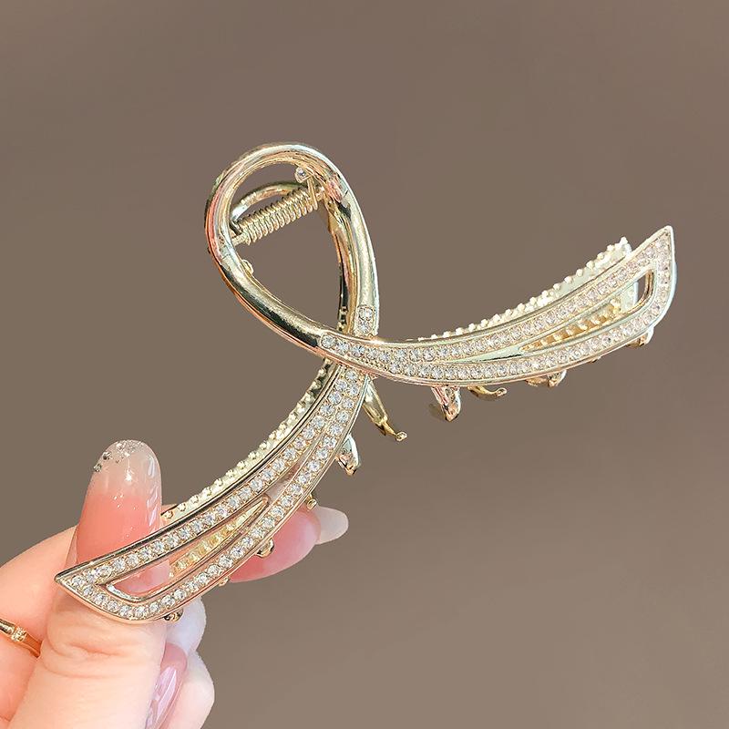 

High-End Diamond Shark Claw Clip – Fashionable and Trendy Hair Accessory