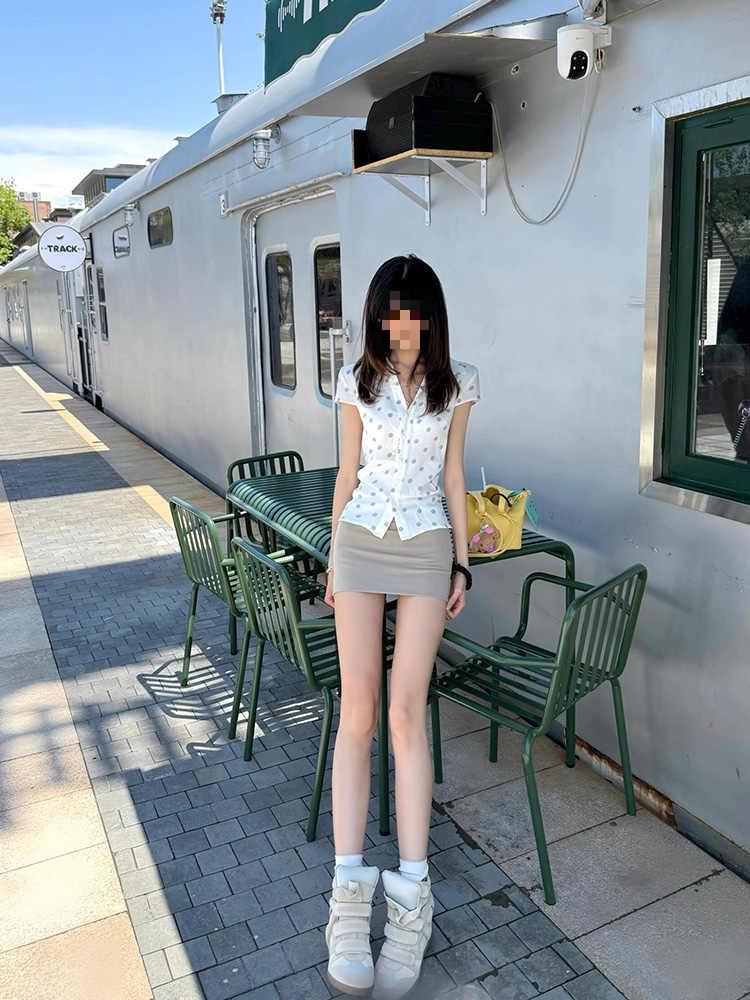 Korean Style Women's Polka Dot Fitted Short Sleeve Shirt - Summer Elegant Design with Waist-Cinched Straight Shoulders.