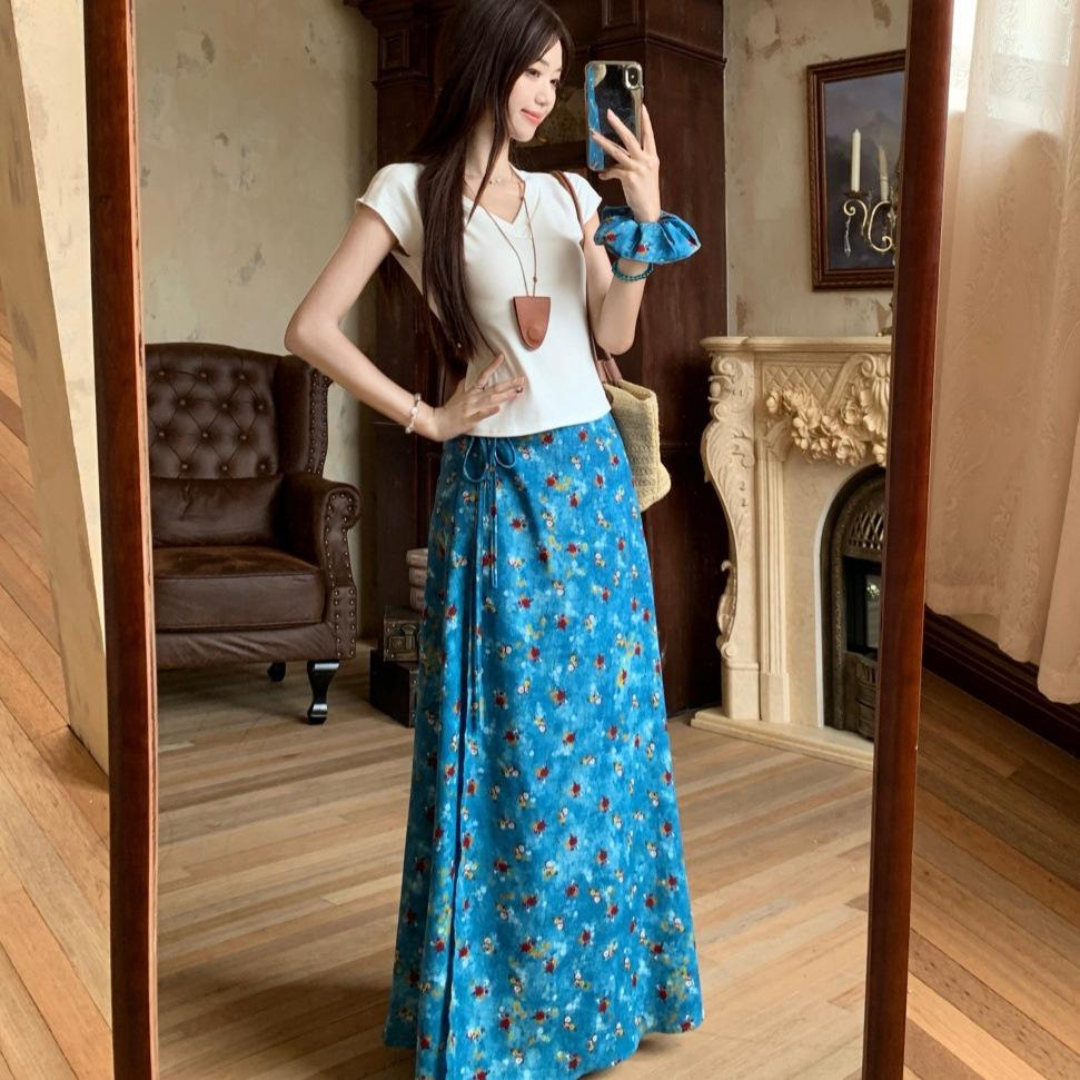 Fashion suit White V-neck short-sleeved T-shirt Women's summer new high-waisted and thin floral skirt two-piece set