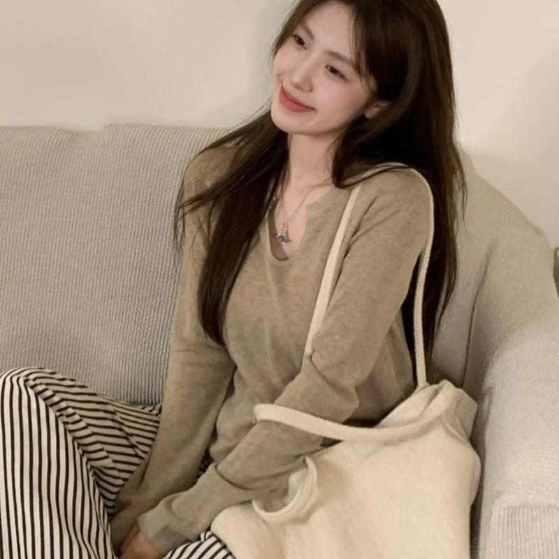 

A Solid-color V-neck Long-sleeved Knitted Sweater with A Laid-back and Slimming T-shirt As An Inner Layer one size хакі