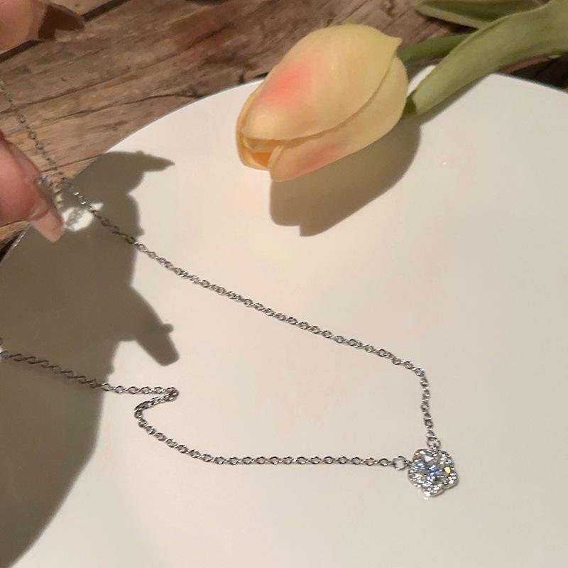Collana con fiore Donna Vento freddo Flash Diamante Piccolo fiore Catena clavicola Catena in acciaio inossidabile