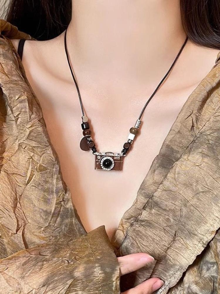 

Vintage Brown Camera Pendant Necklace Women s Punk Hip-Hop Simple Personality Collar Female Unique Fashion Accessories Gift коричневий