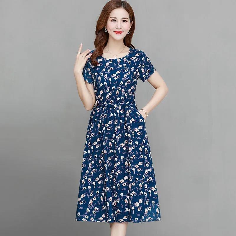 

Летнее платье выше колена средней длины с цветочным принтом больших размеров, круглый вырез, короткий рукав, эластичная талия L синий