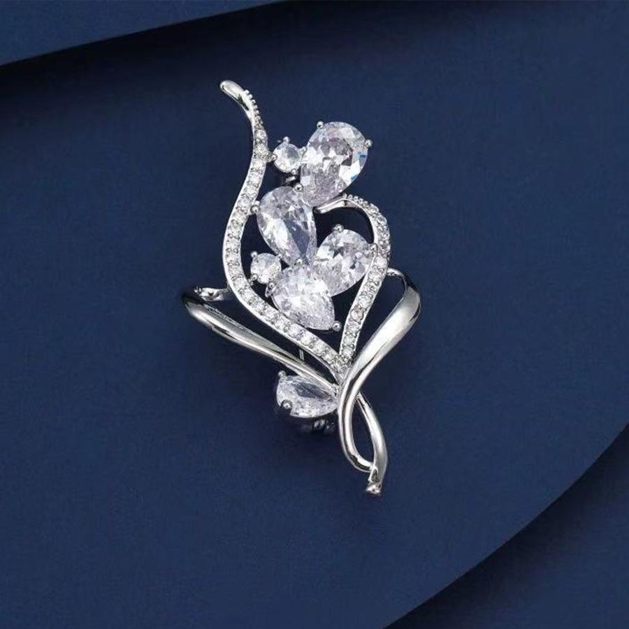 Elegant Pearl Brooch - High-End Minimalist Clothing Accessory