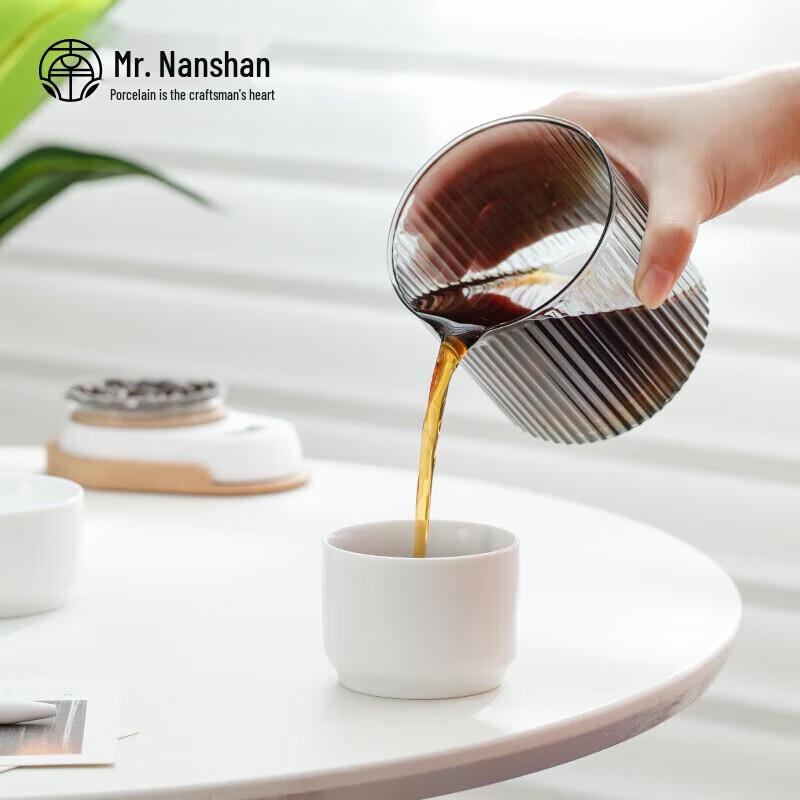 Herr Nanshan. Minimalistisches Keramik-Pour-Over-Kaffeeset
