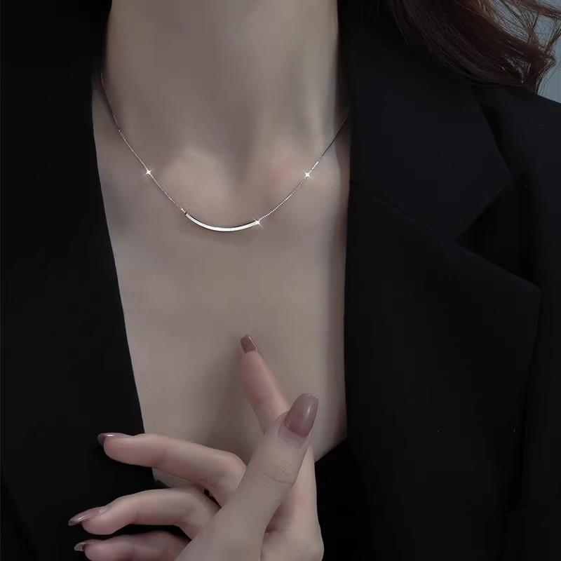 Collana a forma di faccina sorridente in argento sterling 925 da donna versatile di nicchia collana sorriso catena clavicola lusso a luce fredda semplice gioielli quotidiani per feste regali