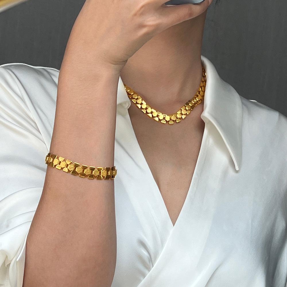 Europäisches & Amerikanisches Geometrisches Patchwork Klobiges Armband & Halsketten-Set, 18K Vergoldeter Titanstahl, Nicht Verblassend, Übertriebener Stil.