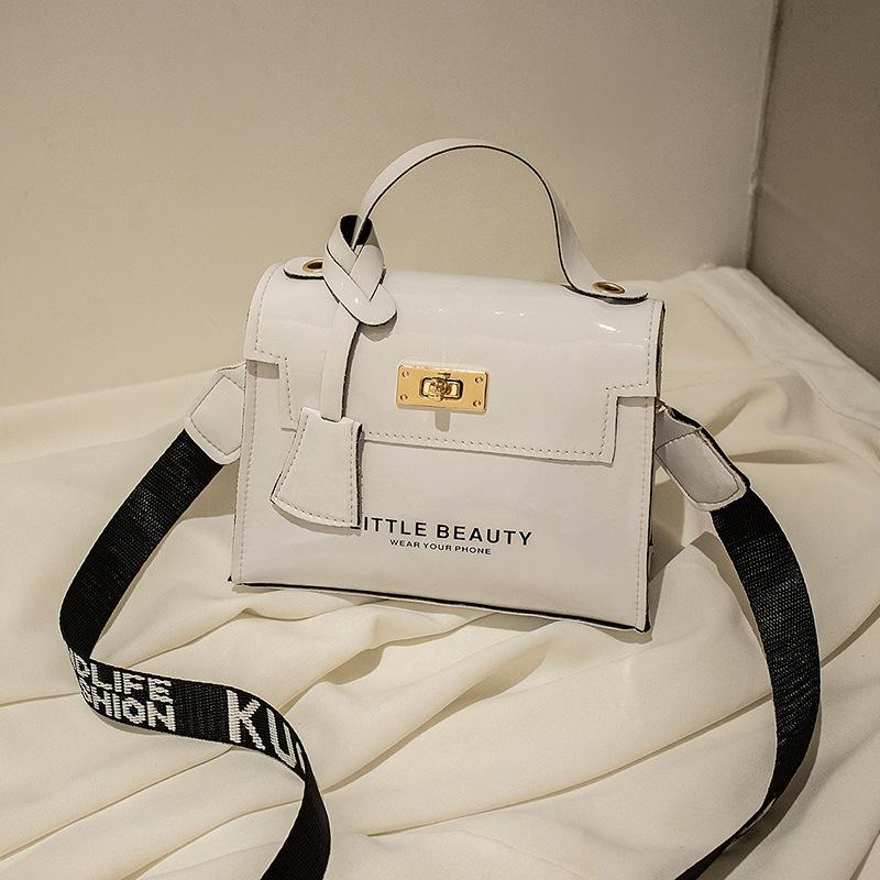 A Women's Platinum Patent Leather Bag, Personalized Printing, One Shoulder Oblique Span, Cool Mobile Phone Change Bag.