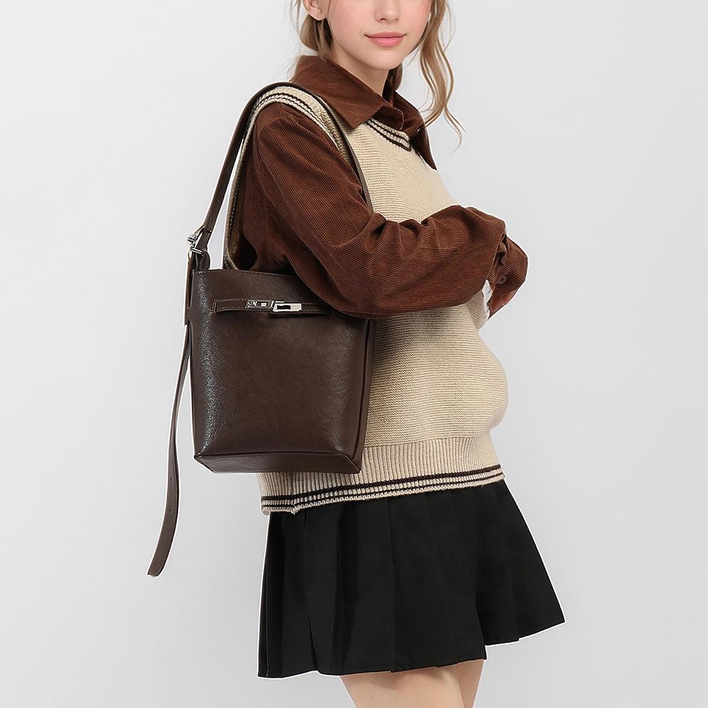 2024 Winter New Niche Women's Bag Fashion Commuting High-Grade Oil Wax Leather Single Shoulder Crossbody Chain Ins Bucket Bag