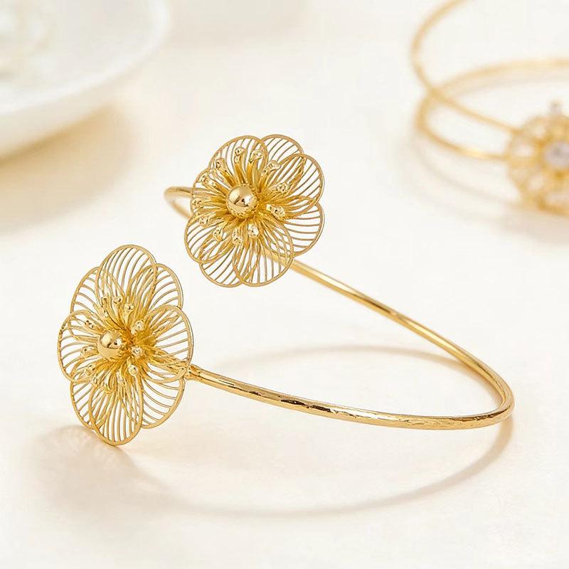 Elegant European-American Floral Metal Armband: Adjustable Fashion Bracelet