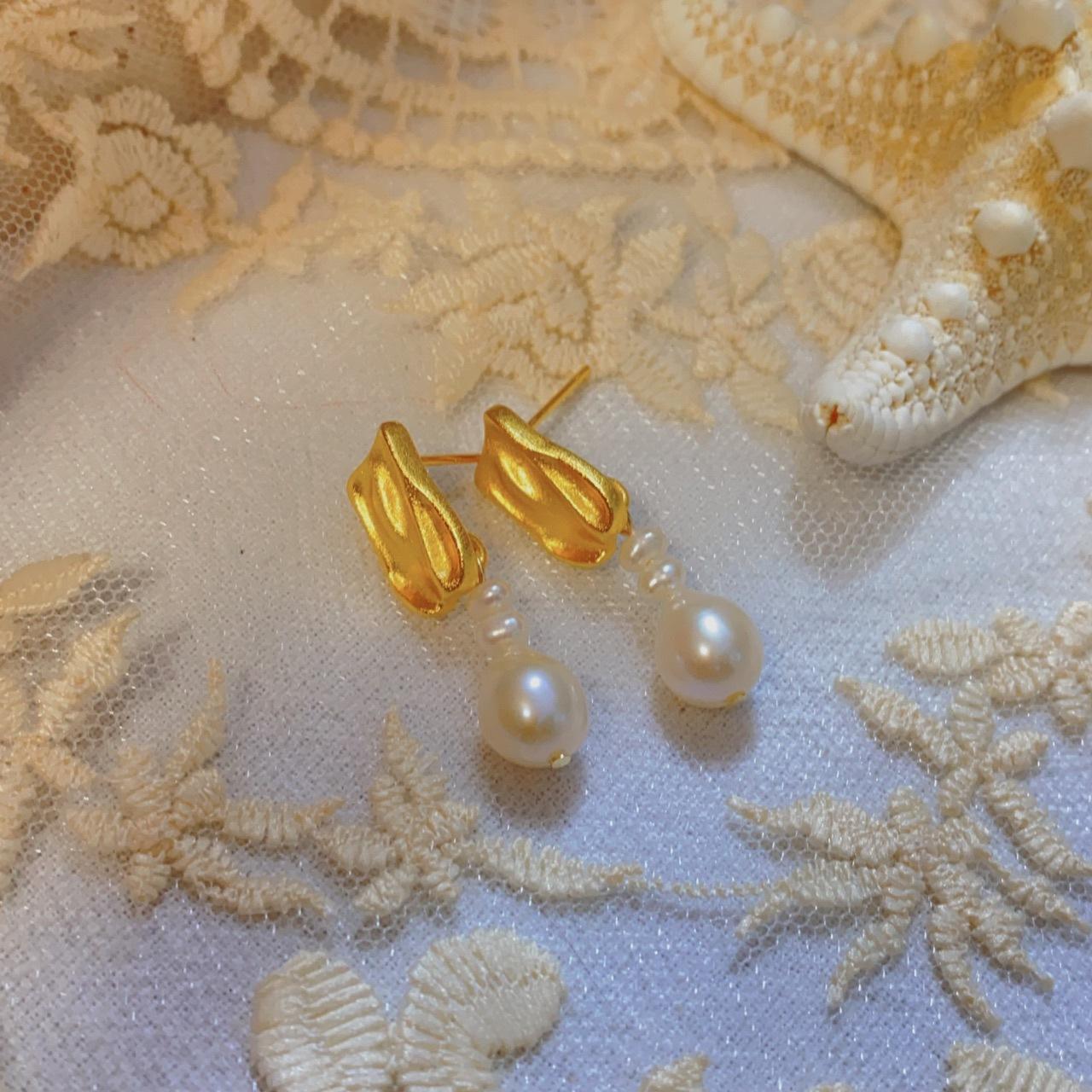 

Natural freshwater pearl stud earrings, strong light rice grains, French retro matte pleated earrings, elegant and simple 925 silver needles. Silver needle