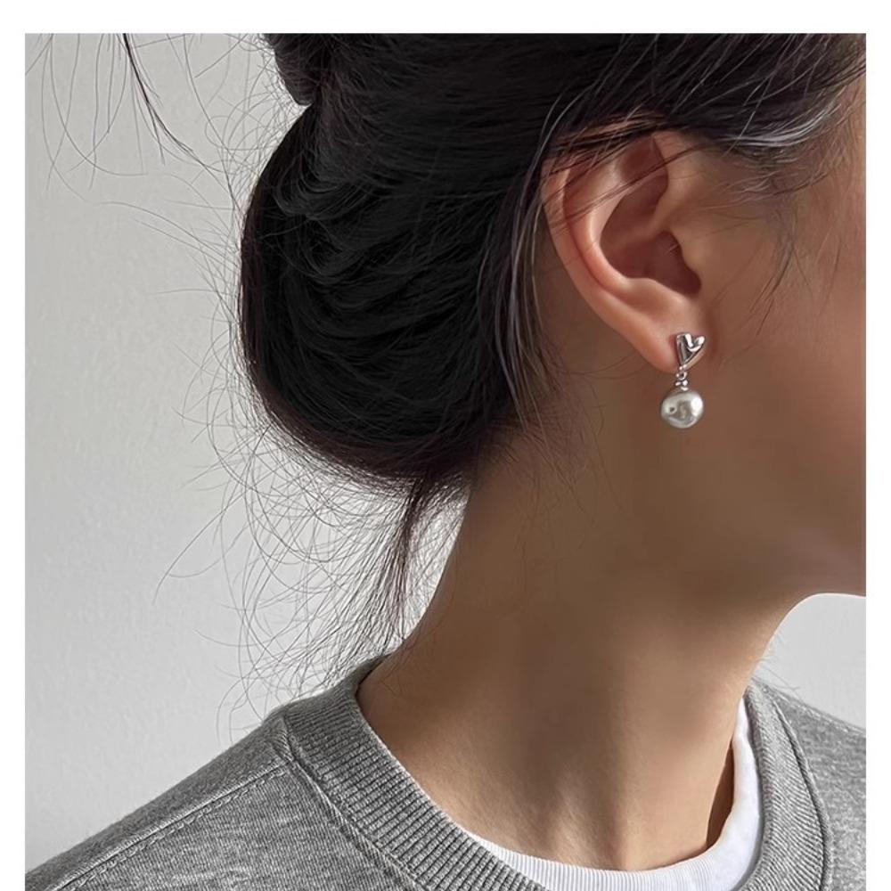 Charm Gray Pearl Pendant Earrings for Women Retro Temperament Heart Stud Earrings Korean Fashion Jewelry Accessories Girls Gift