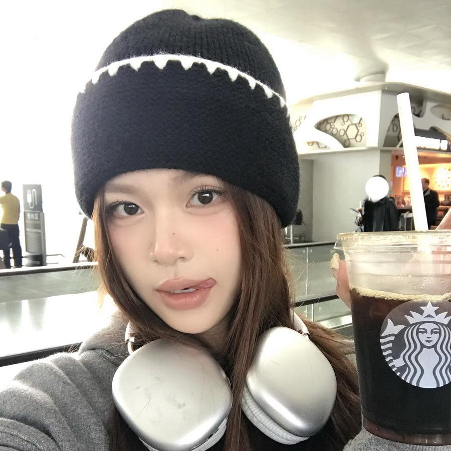 Double inin Korean version of simple college style splicing contrasting color knitted hat women's warm wool hat