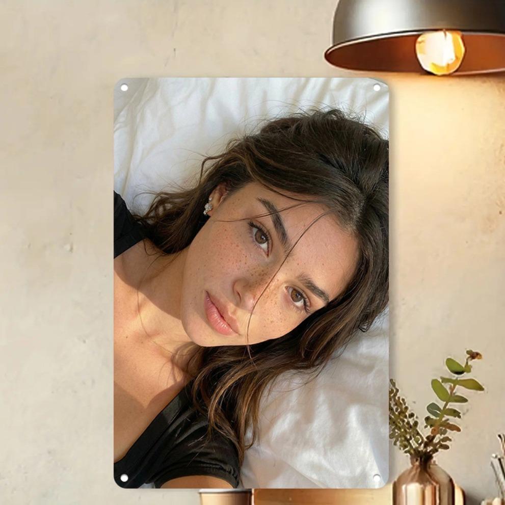

HD Metal Tin Sign Freckled Beauty Natural Portrait Vintage Wall Art Decor 20x30cm（7.8x11.8inch）