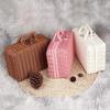 Boîte de Finition Aspect Rotin Panier en Rotin Tressé Boîte de Rangement Rétro Accessoires Décoratifs Valise avec Main Boîte Cadeau