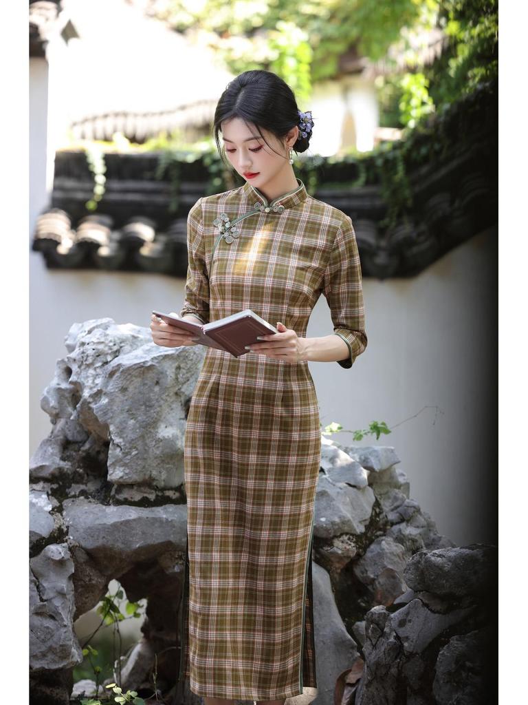 2025 Retro Rotes Karomuster Langarm Cheongsam: Moderner chinesischer Stil, Junge und hochwertige Alltagskleidung