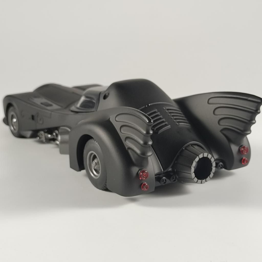 1:24 1989 Batmobile Chariot Alloy Diecast Car Model Sound & Light Spray Function Toy Home Interior Decoration Children Toy Gifts