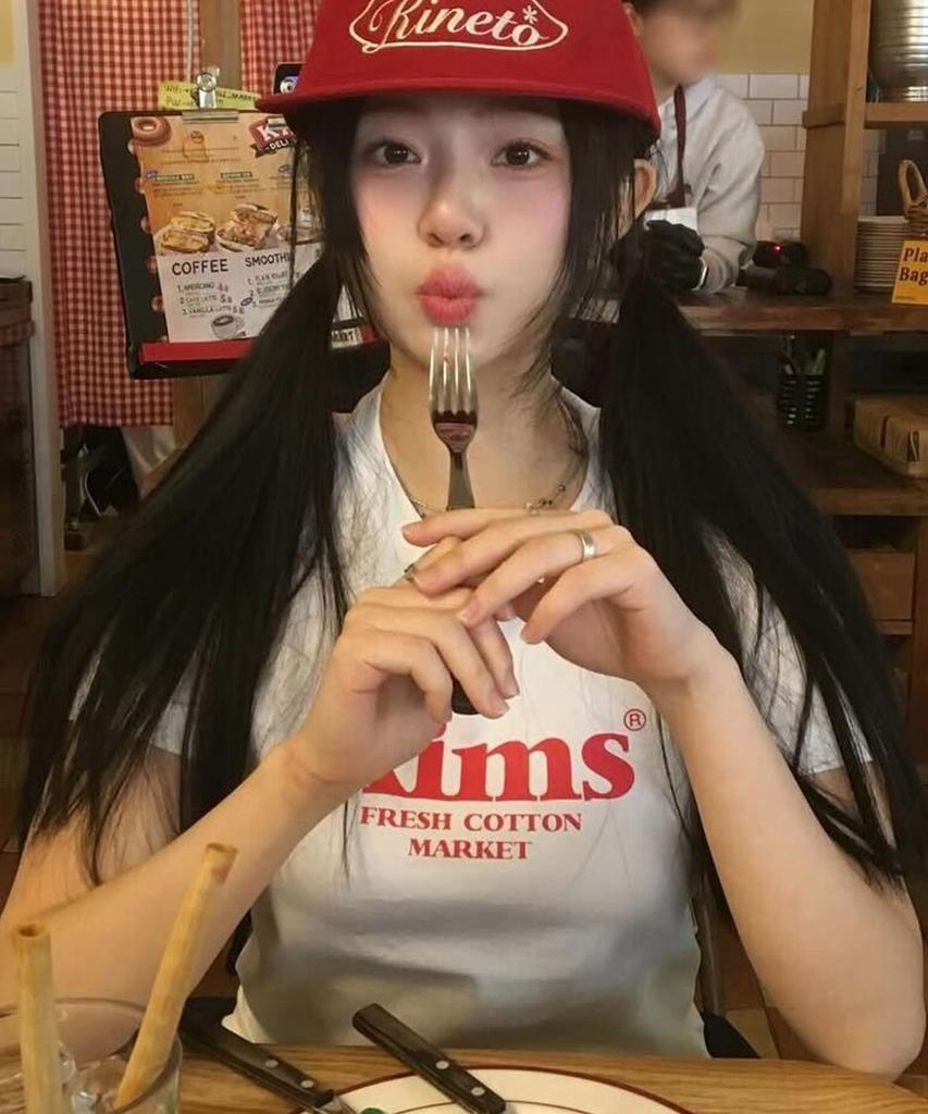 Kimseupeulesikoteunmakes (Unisex) Kims Bam Logo Tee White(Red)