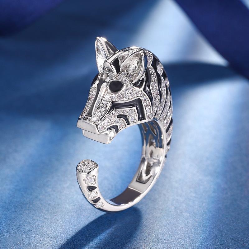 

Осенне-зимние украшения Медное основание с золотым покрытием Зебра Легкая роскошь Личность Преувеличенное кольцо