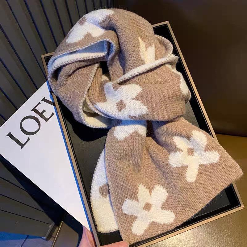 

«Цветной полосатый шарф — милый и классный зимний аксессуар для девочек»