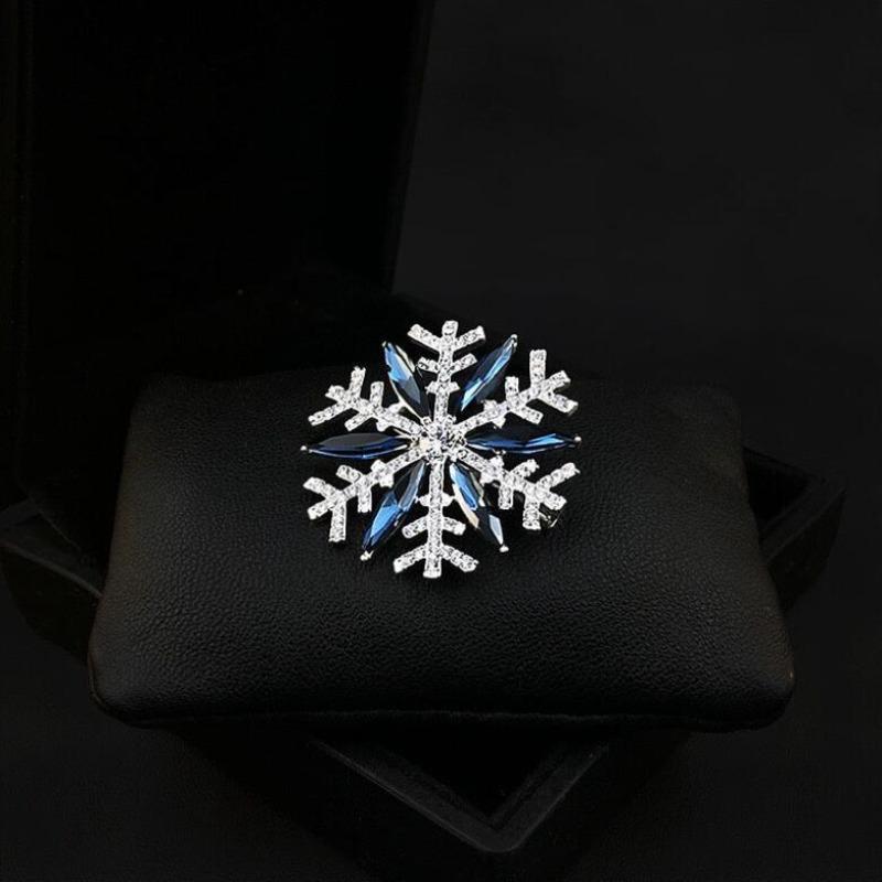 Snowflake Brooches for Women Ice Crystal Rhinestone Snowflake Pins Backpack Decoration Clothes Accessories Party Gift