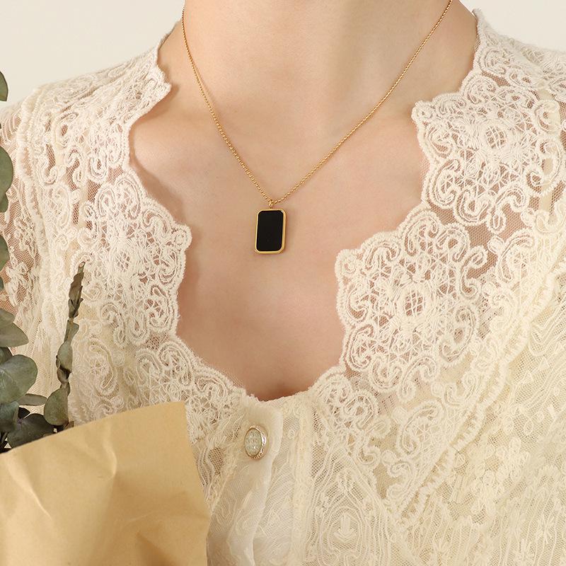 European Retro Black Shell Pendant Necklace, 18K Gold-Plated Titanium Steel Clavicle Chain (P528)
