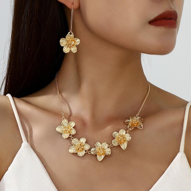 Elegant Retro Pleated Flower Pendant Collarbone Necklace