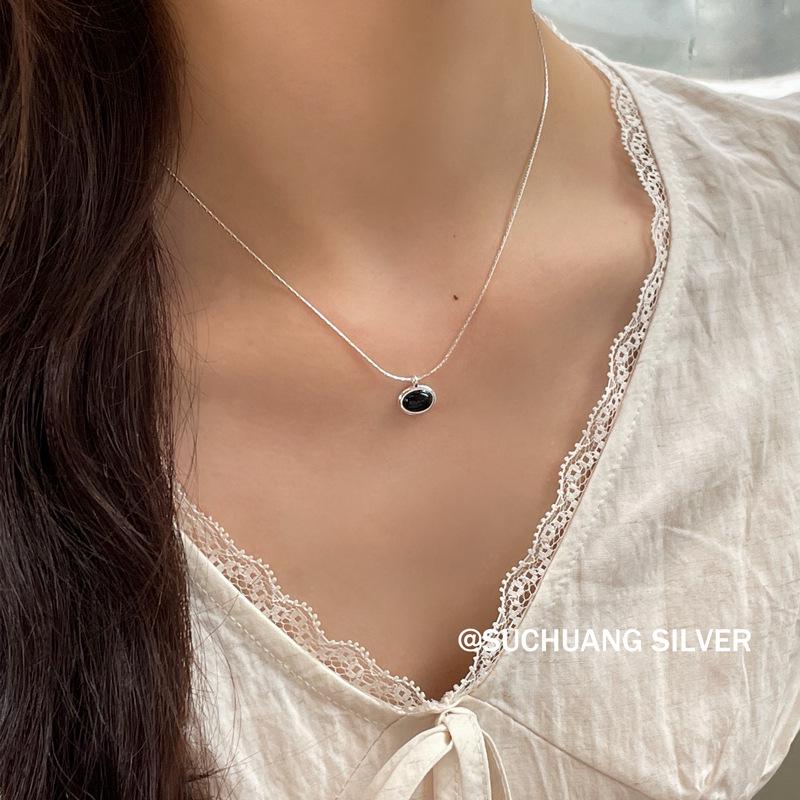 Su Chuang S925 Sterling Silver Oval Black Agate Women's Necklace - Chic Clavicle Chain with Versatile Cool Ins Style Design.