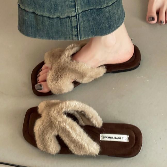 Retro cross-strapped fluffy slippers women's 2025 autumn new fashion square head temperament casual open-toed flat slippers