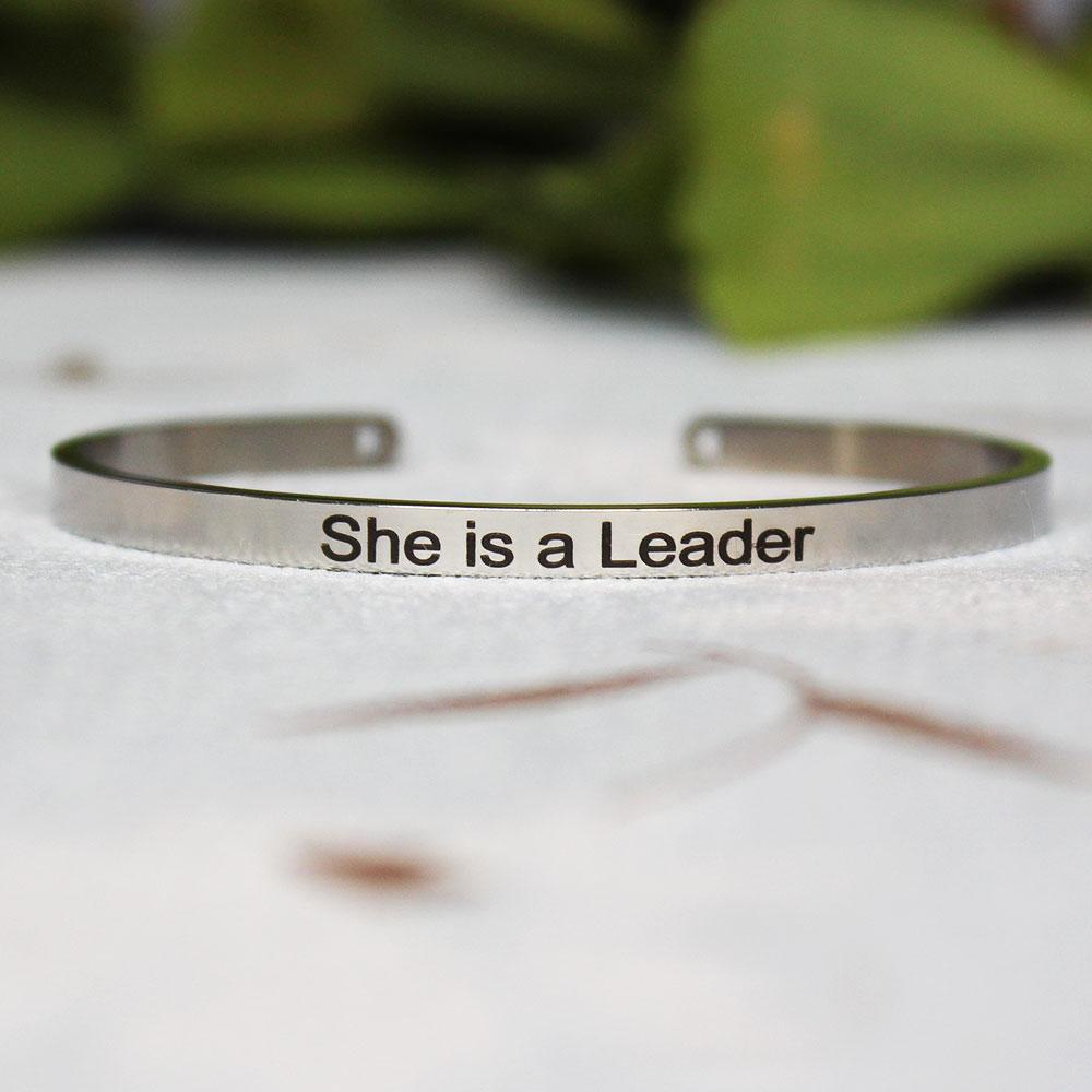 4mm inspirierendes Armband Zitat Mantra Schnitzerei Armreif für Frauen Edelstahl Manschettenschmuck