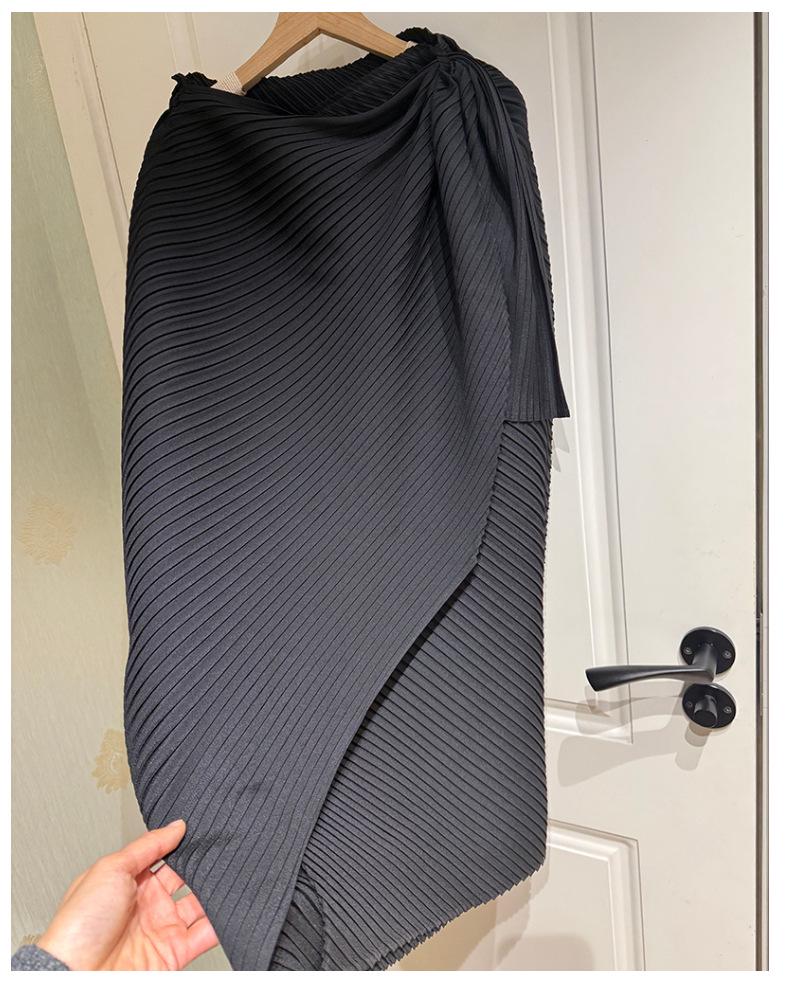 Miyake Schwarzer gefalteter Mid-Length Damenrock mit unregelmäßigem Schlitz