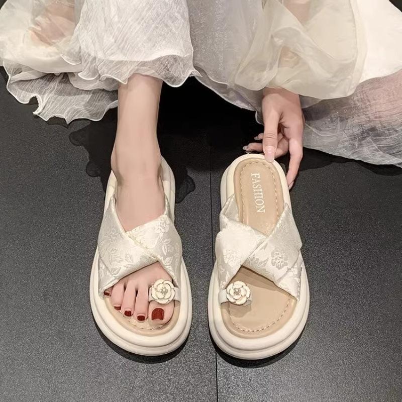 With skirts, slippers, women's summer wear 2025 new French toe muffin thick-soled sandals, new Chinese shoes