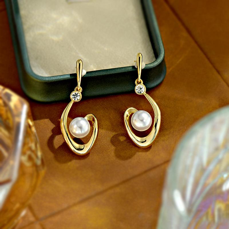 Light Luxury Pearl Earrings, Niche Design, High-end Temperament, Water Droplet Earrings, Fashionable and Versatile Earrings
