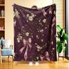 O Pătură Fleece cu Model Floral cu Panglici, Prezentând Imprimare Digitală de Înaltă Definiție, Potrivită pentru Toate Anotimpurile, o Pătură Răcoritoare, Fabricată din 100% Moale A