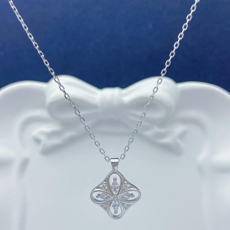 Luxurious S925 Silver Four-Leaf Clover Necklace in Electroplated Gold – Elegant and Versatile Fashion Accessory for Women. S925 Silver