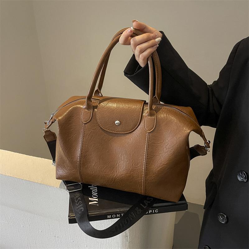 

Large capacity retro women s new high-end single shoulder crossbody hand bag niche commuter bag коричневый