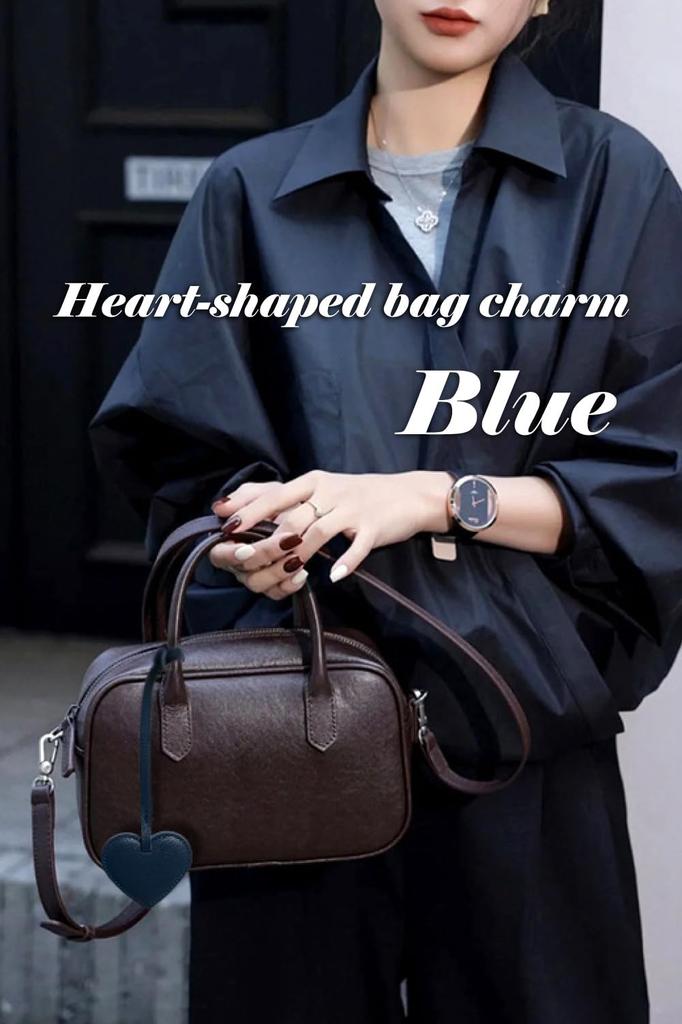 Chaveiro de bolsa com formato de coração com cordão de couro vermelho. Estilo coreano. Decoração de bolsa feminina. Corrente de couro estilosa e fofa. Um ótimo presente para mulheres.