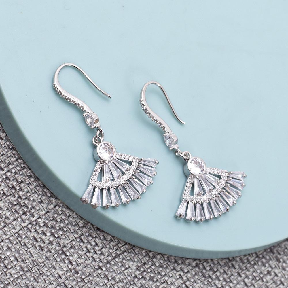 

Korean Light Luxury Women s Retro Geometric Fan-Shaped Zircon Earrings - Christmas Gift серебряный