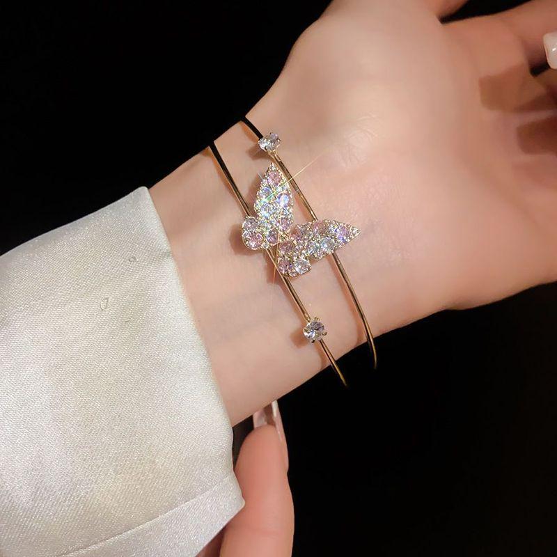 Bracciale con Fibbia a Ferro di Cavallo in Zirconia Placcato Oro - Accessorio di Lusso Chic e Versatile