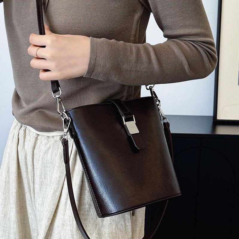Temperament retro autumn and winter fashion portable bucket bag high sense PU solid color commuting versatile Maillard messenger women's bag