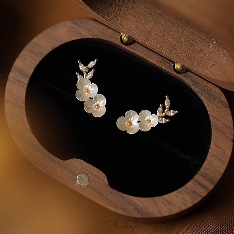 Forest-Inspired White Zircon Camellia Stud Earrings - Elegant, Lightweight, and Versatile Fashion Statement. серьги камелия
