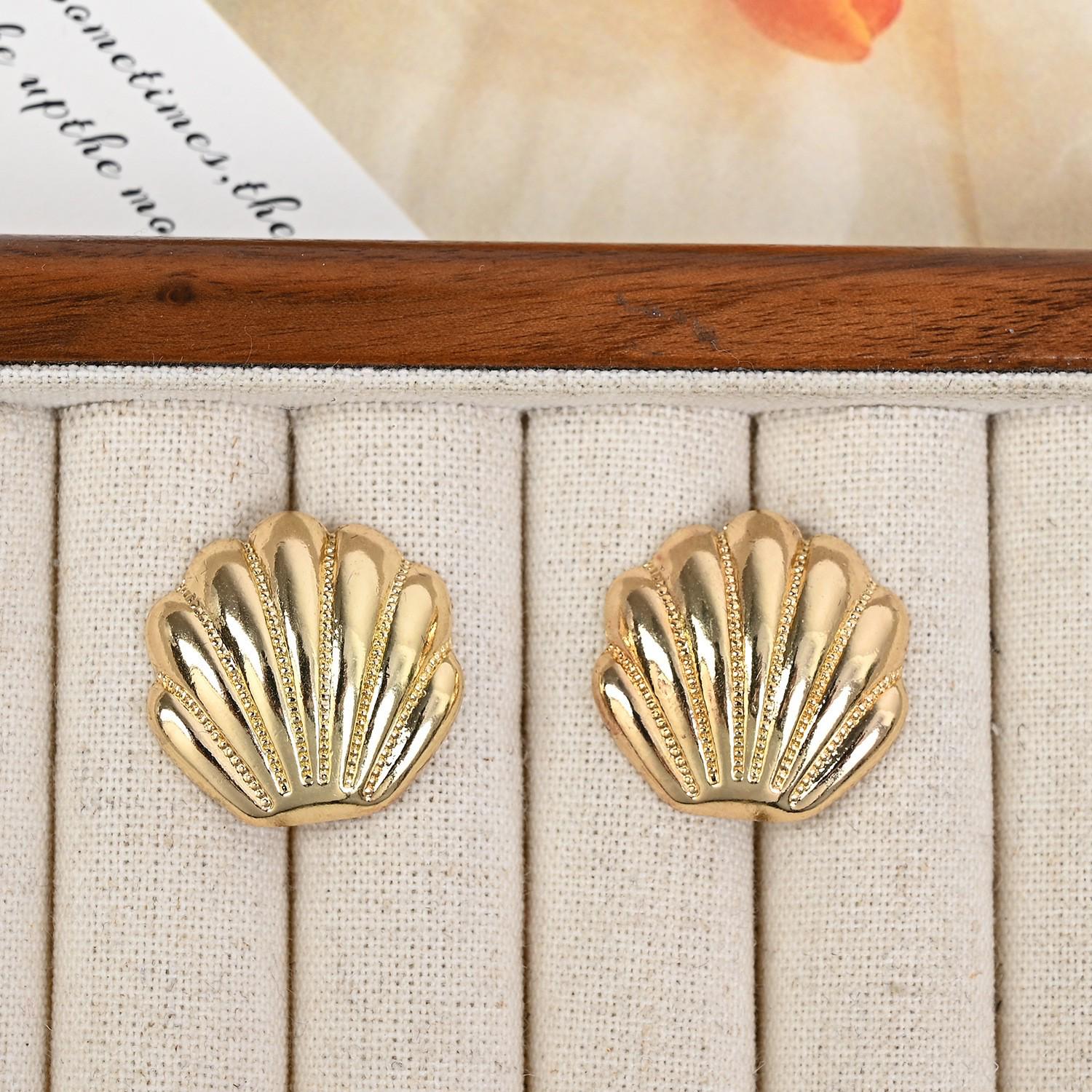 

S925 Silver French Retro Shell Earrings: Simple, Elegant, Versatile Cold Style Studs for Women