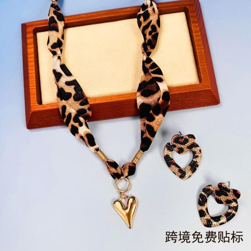 Retro leopard print peach heart necklace earrings set sweater chain jewelry temperament classic jewelry