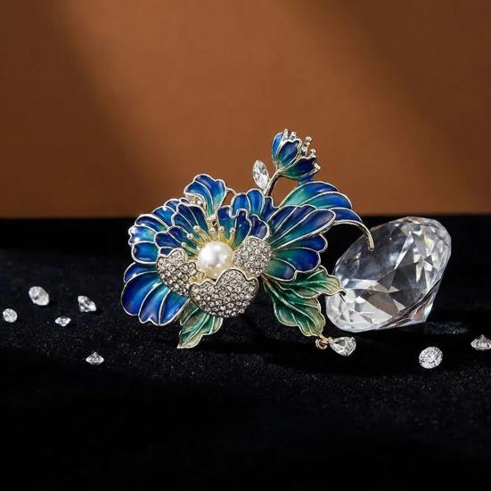 Women Brooch Sparkling Rhinestones Imitation Pearl Flower Shape Lapel Pin Suits Coats Bags Scarves Badge Versatile Accessory
