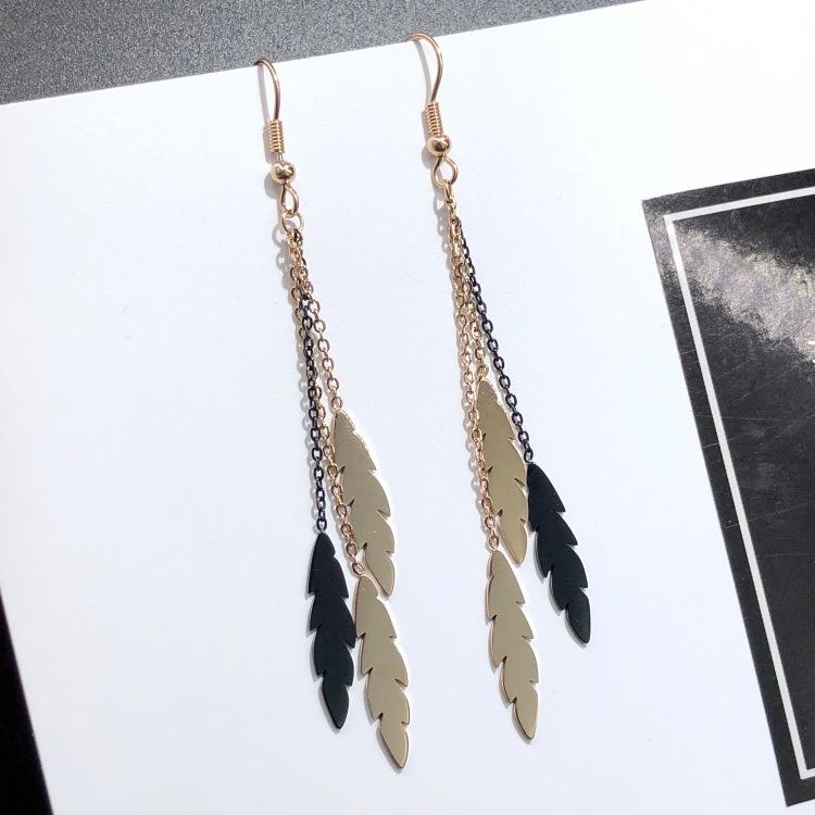 Japanese and Korean 18K Rose Gold Titanium Steel Zircon Stud Earrings, Femininity Simple Four-leaf Clover Black Earrings Internet Celebrity