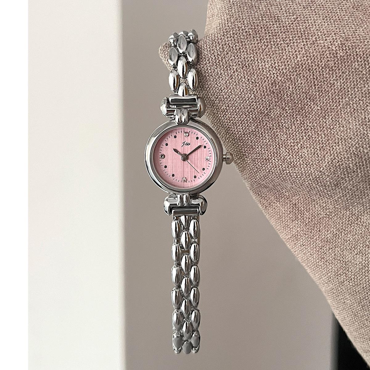 

Women s Watch Simple Retro Bracelet Watches Small and Exquisite Versatile Steel Belt Ladies Fashion Quartz Clock Wristwatches срібні рожевого кольору