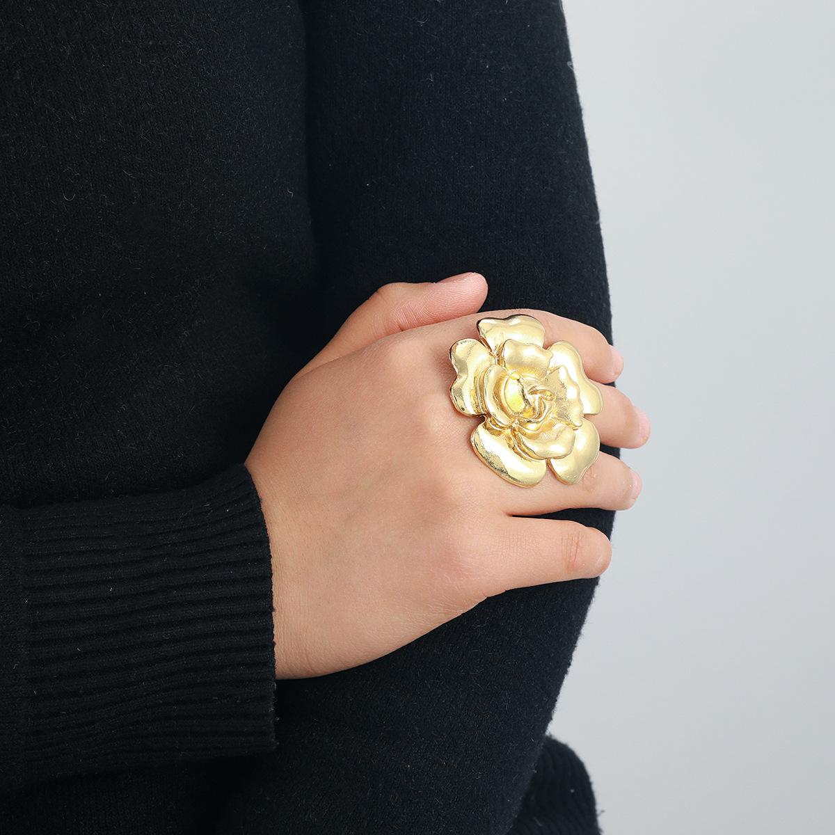 

Fashionable floral exaggerated ring золотий