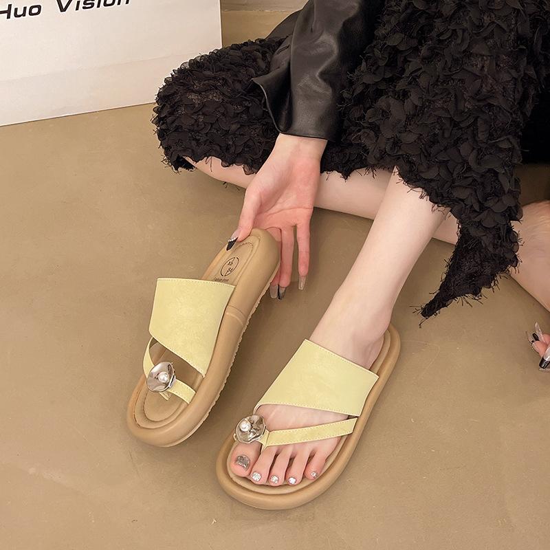Mezzanine slippers women's summer fashion outer wear 2025 new versatile casual flat-bottomed beach cover toe premium cool slippers