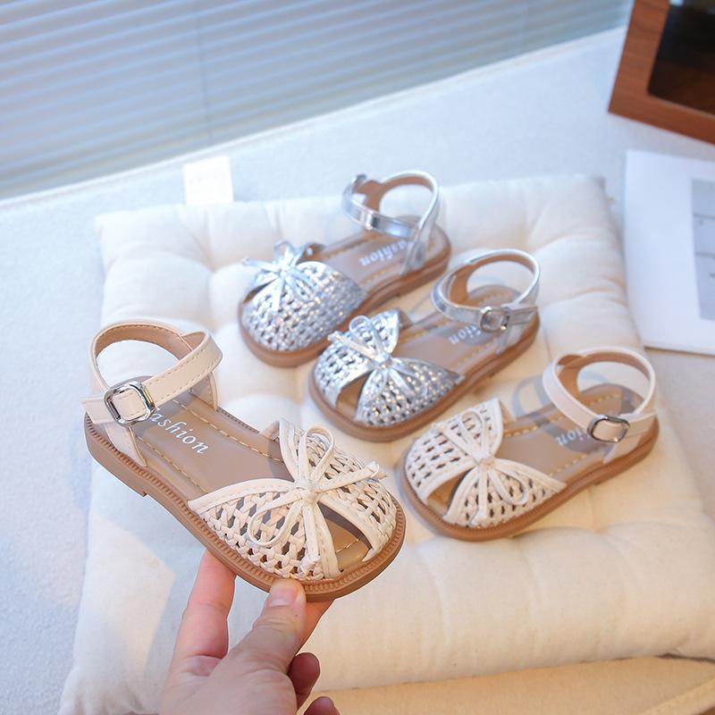 Girls bag head sandals fashion princess shoes summer 2025 new children's beach shoes girls hollow woven sandals